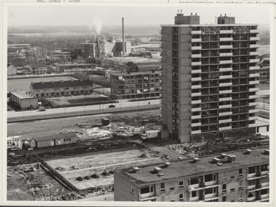 1003106 Luchtfoto van de flats aan het Wenckebachplantsoen in aanbouw te Nieuwegein, met op de achtergrond de Henkelfabriek.